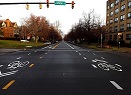 La construcción de dos pistas para bicicletas a ambos lados de la avenida Linwood fue facilitada por el programa ‘Calles completas’, ratificado por el Consejo Común de Buffalo en 2008, que ordenaba que se considerara de igual manera a ciclistas, peatones y usuarios de transporte público en la ciudad. / Andre Carrotflower [CC BY-SA 3.0], a través de Wikimedia Commons