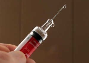 Imagen de archivo de un médico preparando una vacuna para la temporada de influenza en Niza, Francia