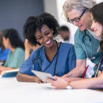 profesora-senior-ayuda-a-estudiantes-de-medicina-durante-la-clase
